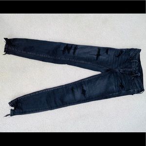 Women’s American Eagle distressed skinny jean